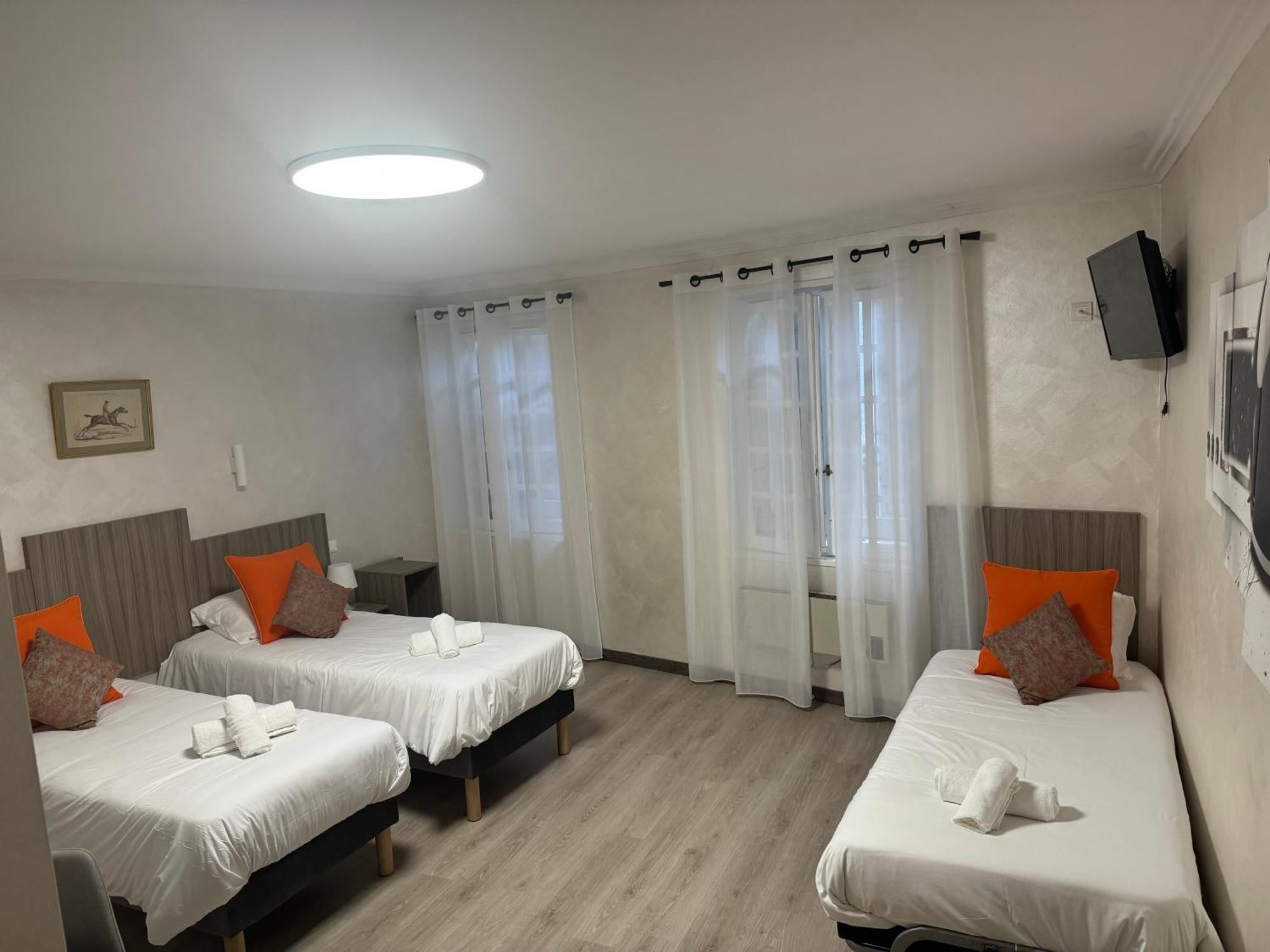 Hotel Le Sully Меруес Екстериор снимка